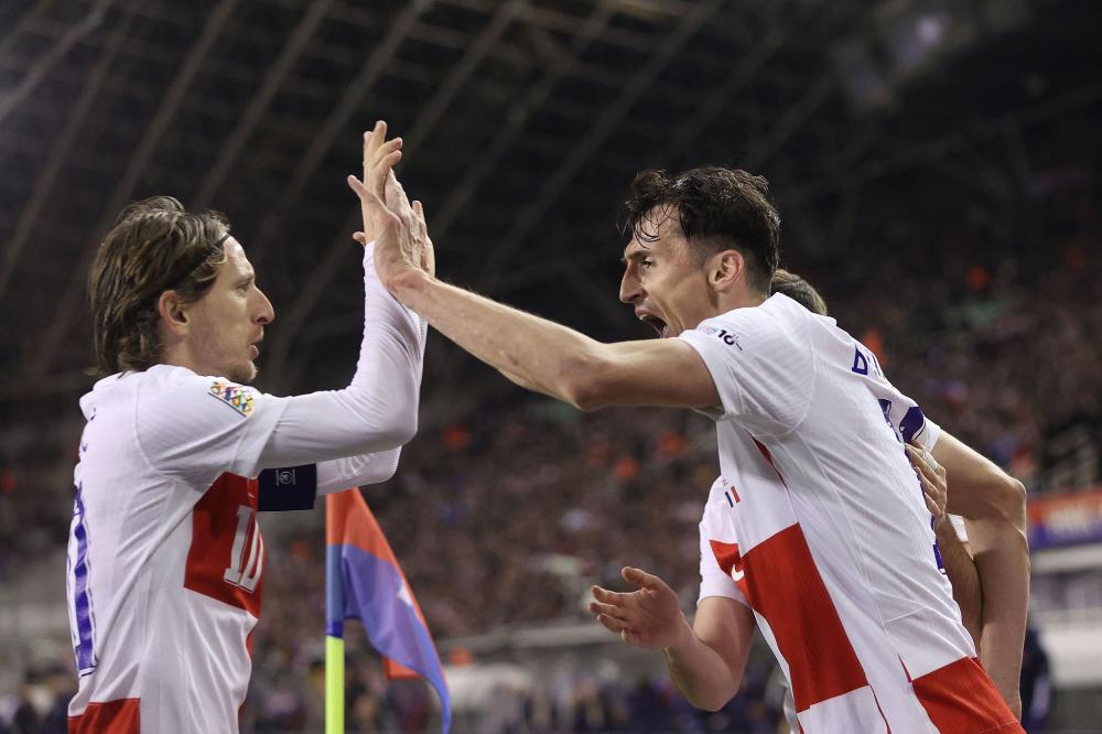 内蒙古额尔古纳初冬银装素裹，金雕翱翔雪原尽显苍穹之王风范