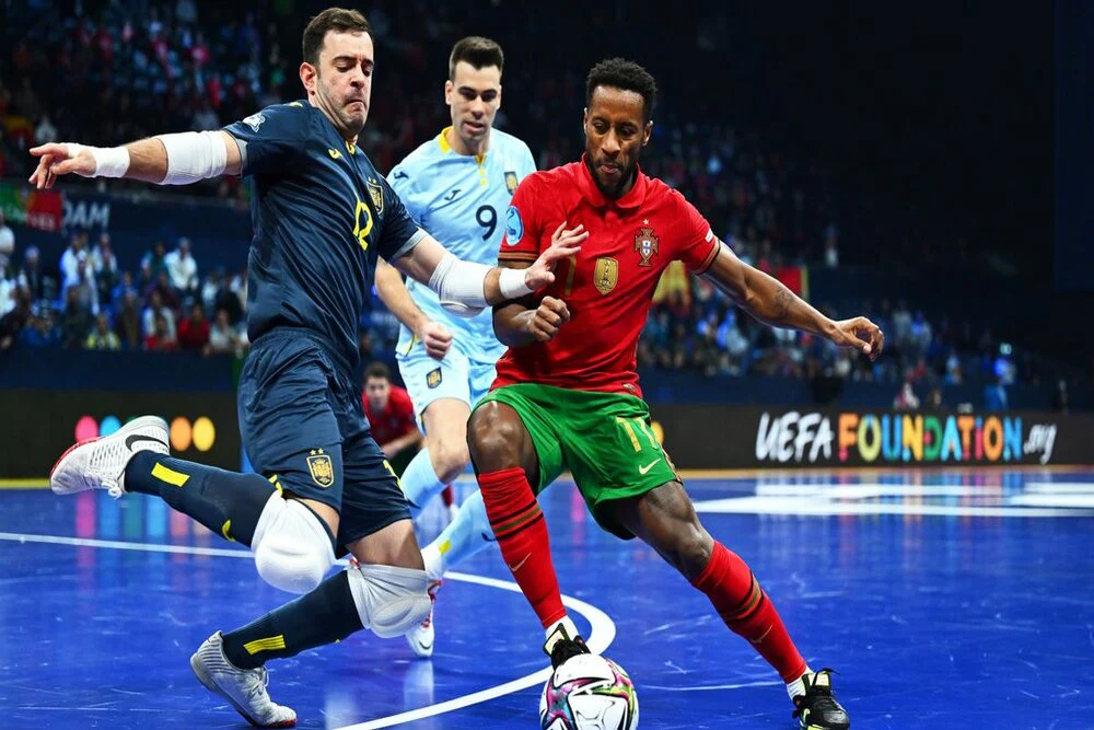 皇马客场3-0大胜毕尔巴鄂竞技，姆巴佩2射1传，阿诺德调整阵容提升中场硬度，终结三连平。