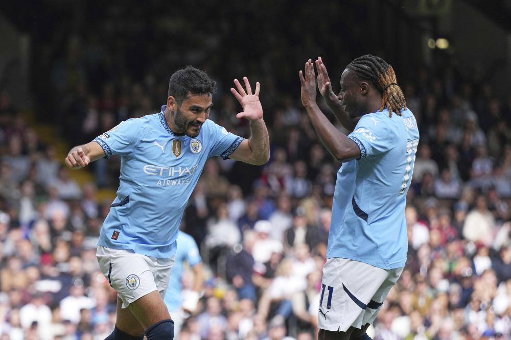 表达崇高敬意，重庆铜梁龙向李章洙赠送冲超纪念球衣